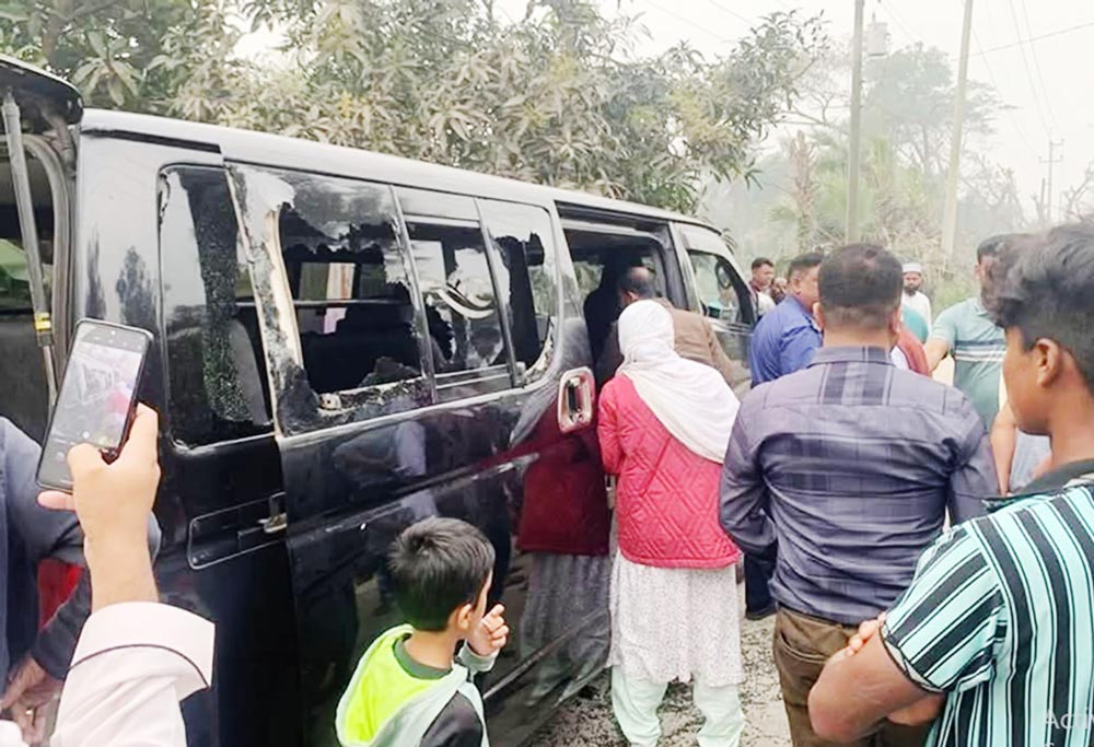 বাড়ি ফেরার পথে প্রবাসীর গাড়ি ভাঙচুর, ৫০ লাখ টাকার মালপত্র লুট